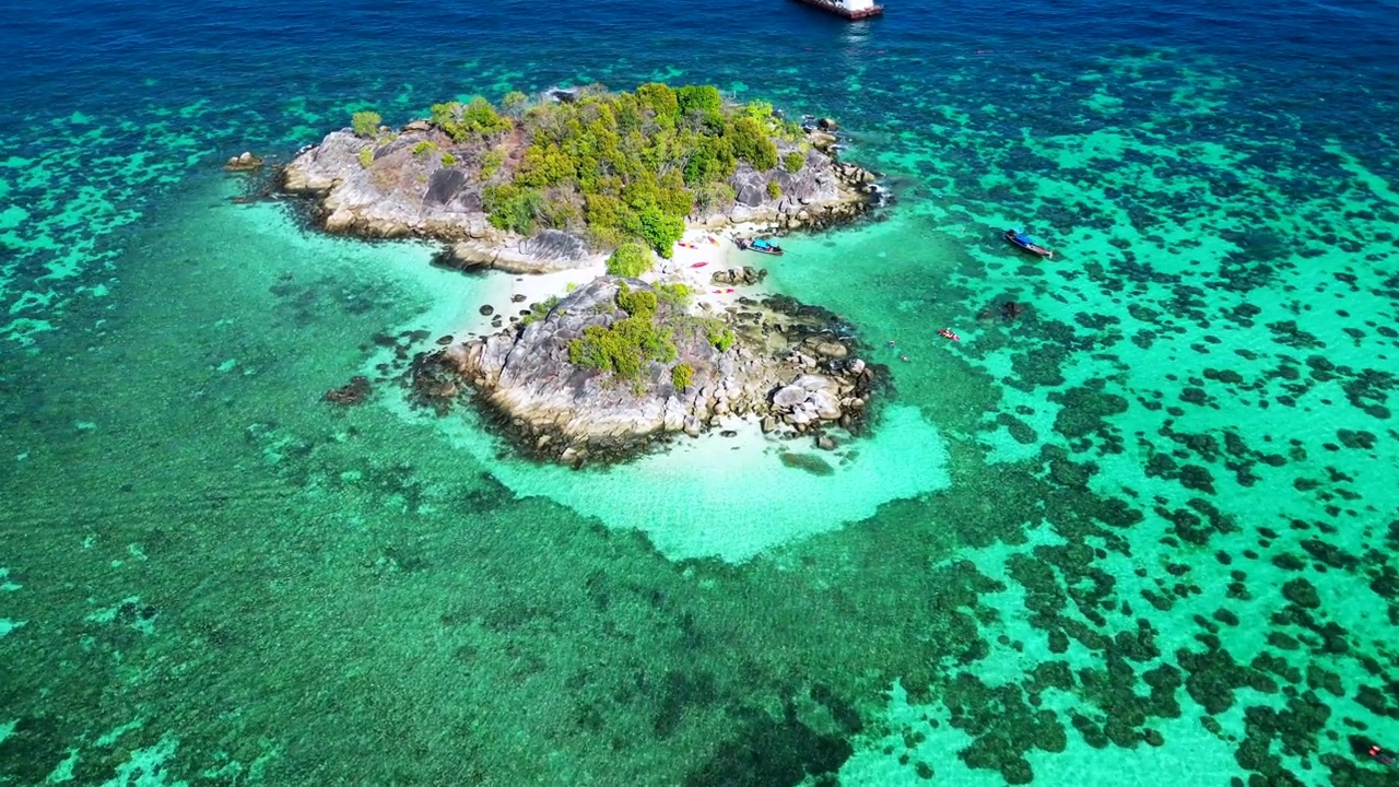 海滩岩崖岛碧蓝碧海。雄伟的空中俯瞰飞行无人机从上面拍摄的镜头
4 k的片段视频素材