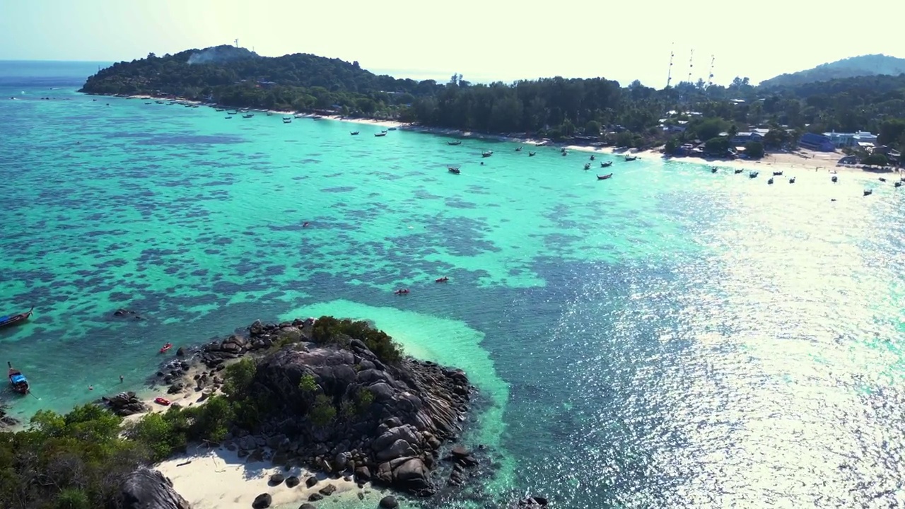 海滩岩崖岛碧蓝碧海。令人惊叹的空中俯瞰飞行，飞越飞行，飞越无人机
4 k的片段视频素材