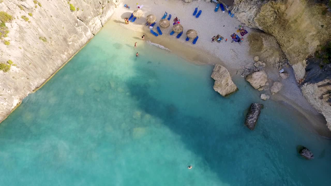 夏日鸟瞰图，在希腊扎金索斯，绿松石海水的西亚海滩和放松的游客视频素材