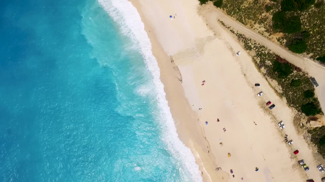 航拍希腊凯法利尼亚的默托斯海滩，绿松石般的海水和白色的沙滩视频素材