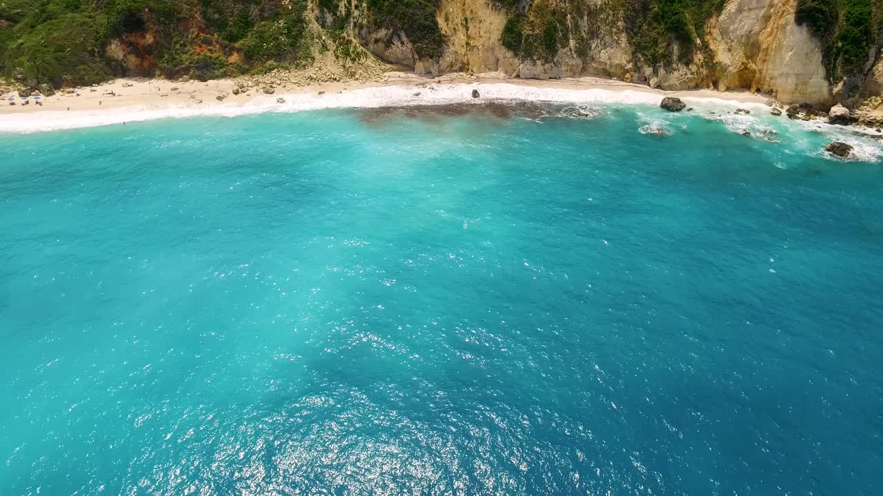 希腊凯法利尼亚的佩塔尼海滩，绿松石般的海水和白色的沙滩，鸟瞰图视频素材