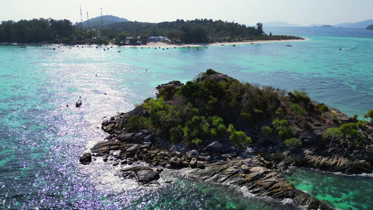 海滩岩崖岛碧蓝碧海。梦幻般的空中俯瞰飞行全景概述无人机
4 k的片段视频素材