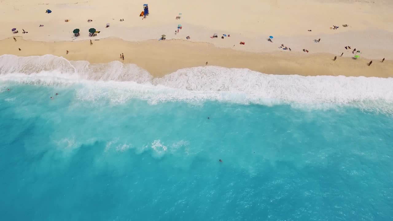 默托斯海滩碧绿的海水和金色沙滩上的日光浴者，凯法利尼亚，鸟瞰图视频素材