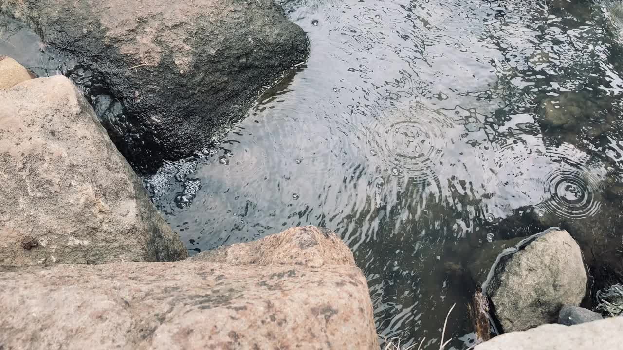 水在小河中流动，自然风光，淡水在山间流动视频下载