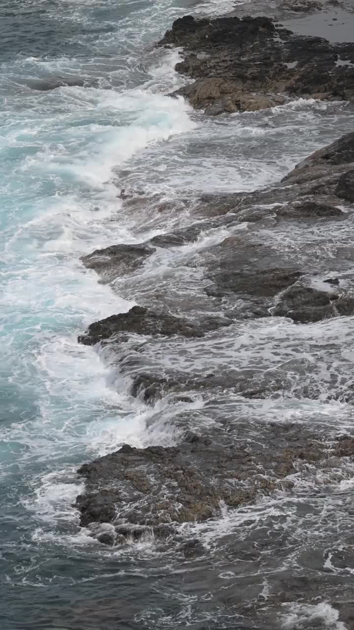 多岩石的海岸线视频素材