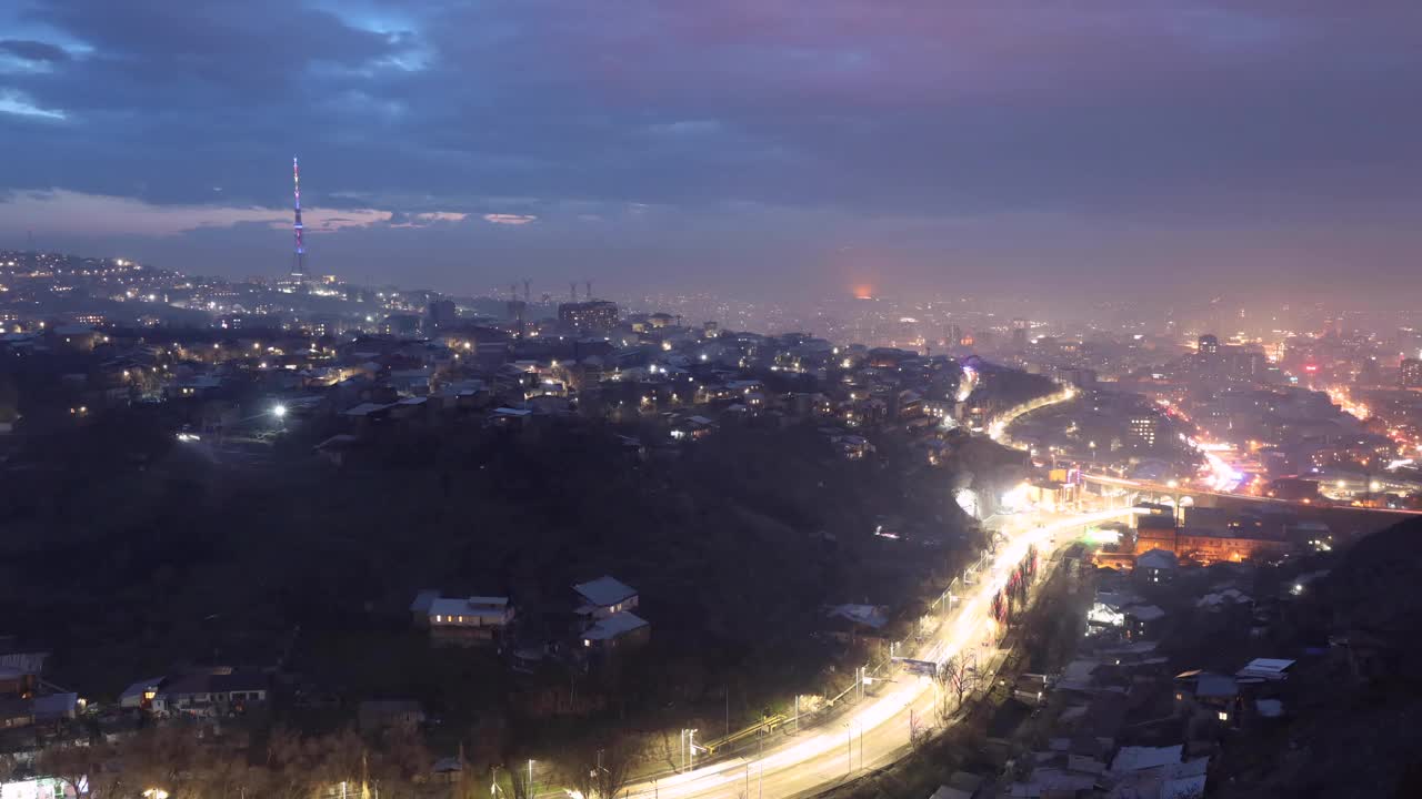 在交通繁忙的现代城市中，从白天到夜晚的延时拍摄视频素材