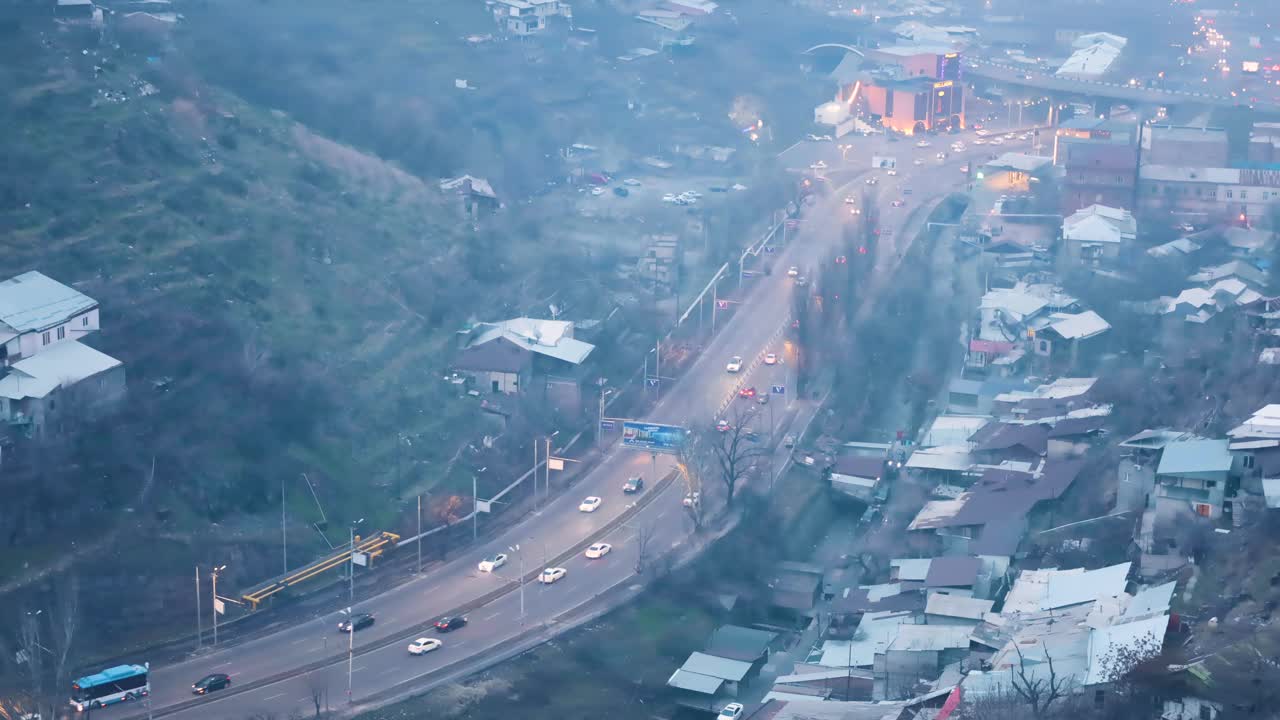 蜿蜒的城市高速公路的高角度视角，延时拍摄视频素材