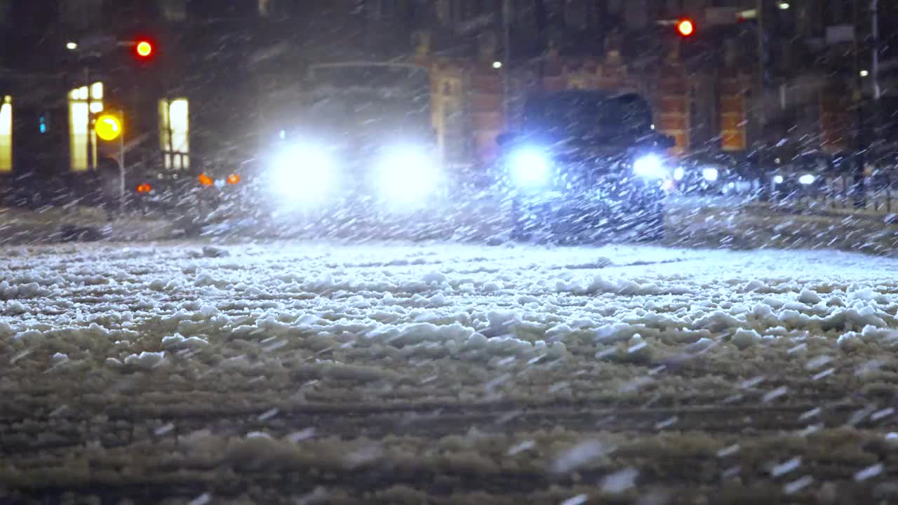 在丸之内的东京站，夜间东京的雪和积雪道路上的交通视频素材