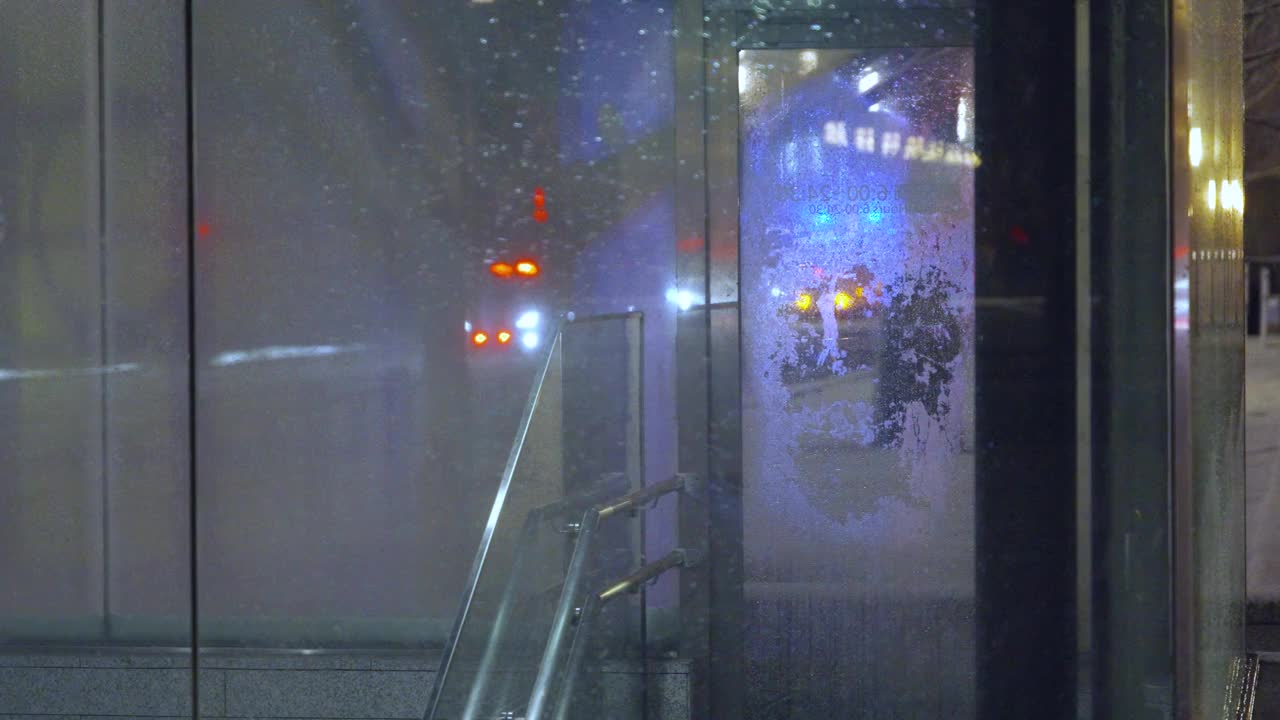 夜间通过城市的警车和救护车发出的红灯视频下载