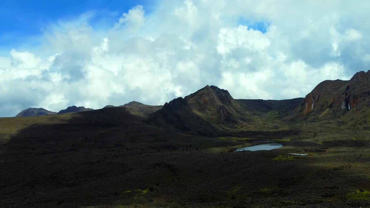 体验Sumapaz páramo的惊人之美，前所未有的与我们惊人的无人机视频。缓慢前倾，右偏航短视频素材