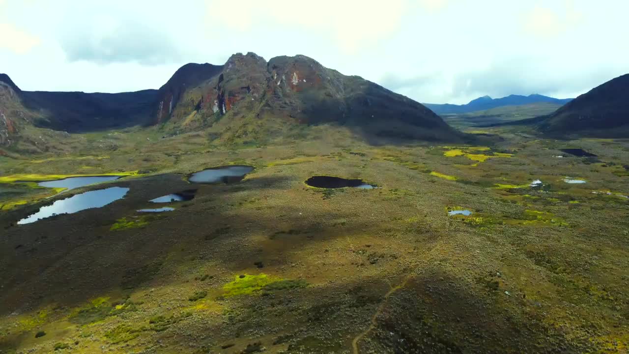 体验Sumapaz páramo的惊人之美，前所未有的与我们惊人的无人机视频。视频素材