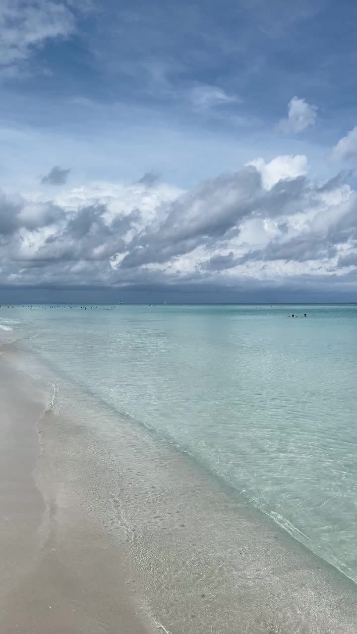 全景到加勒比海巴拉德罗海滩在一个阴天，古巴视频素材