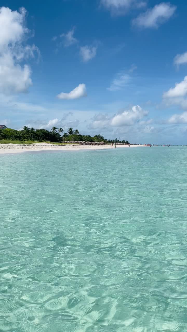 透明的蓝色海水，巴拉德罗海滩，古巴视频素材