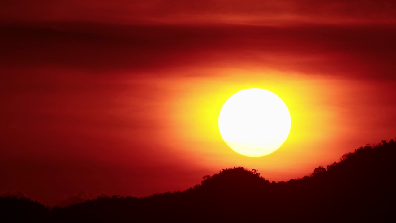 金色的夕阳越过群山视频素材