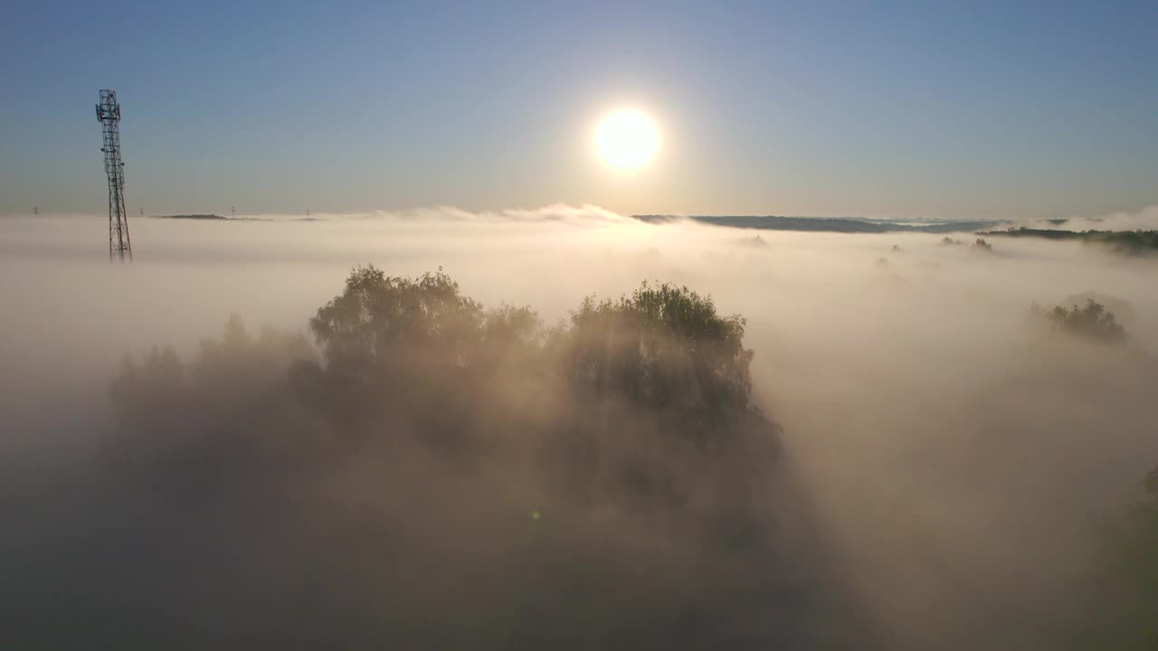 鸟瞰雾云和天空在日出时间。日出时，浓雾笼罩着美丽的云海。太阳从无边的云海中升起，直到地平线。令人惊叹的自然景观早上好。视频素材