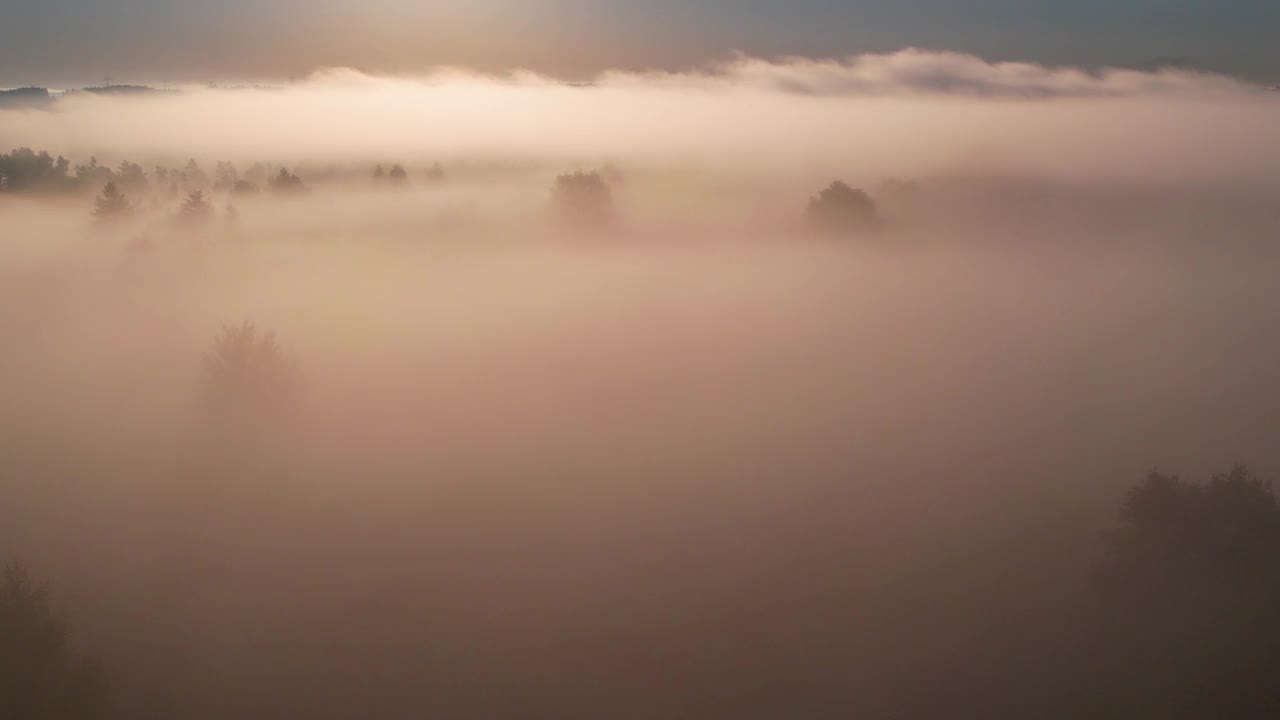 太阳从无边的云海中升起，直到地平线。令人惊叹的自然景观早上好。鸟瞰雾云和天空在日出时间。日出时，浓雾笼罩着美丽的云海。视频素材