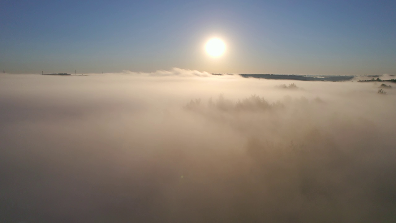 太阳从无边的云海中升起，直到地平线。令人惊叹的自然景观早上好。鸟瞰雾云和天空在日出时间。日出时，浓雾笼罩着美丽的云海。视频素材