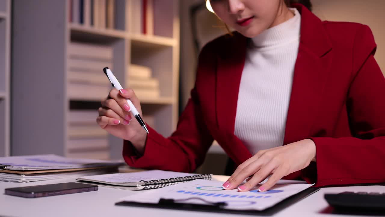 女商人正在分析财务报告中的图表和计划预算。财务与会计视频素材