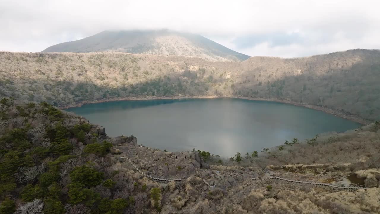 雾岛-金湾国立公园的Onami池塘，鸟瞰山顶火山口内充满水的火山湖和周围的山道视频下载