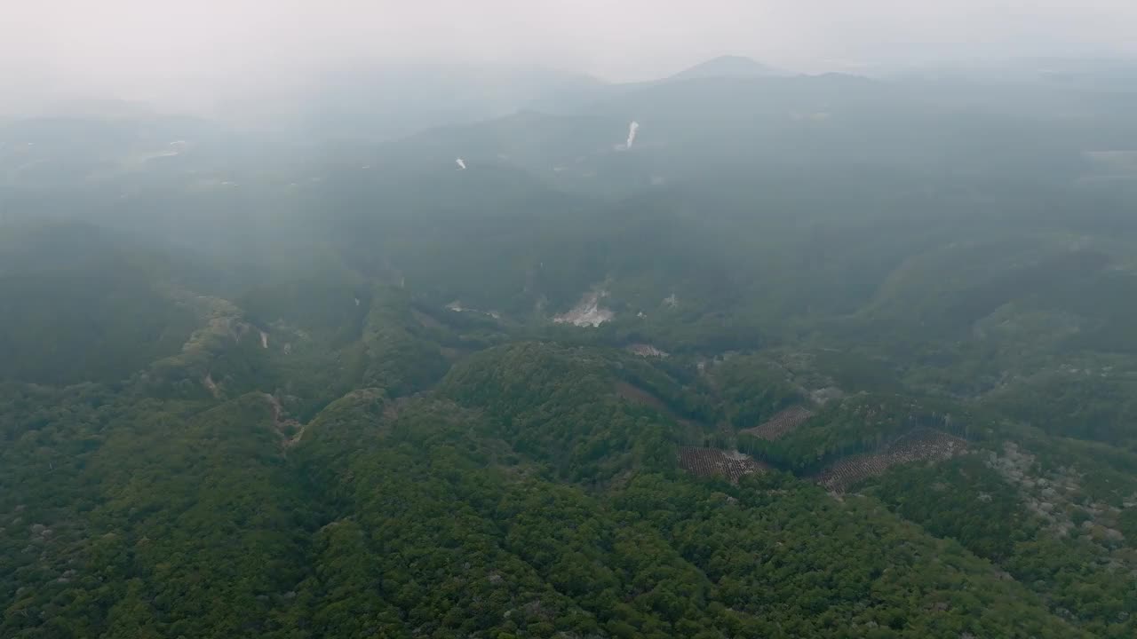 雾岛-金湾国立公园鸟瞰因火山活动而在山上喷出白色烟雾的硫磺谷喷气孔区域视频下载