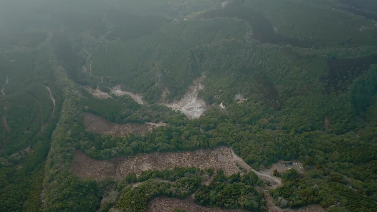 雾岛-金湾国立公园鸟瞰因火山活动而在山上喷出白色烟雾的硫磺谷喷气孔区域视频下载