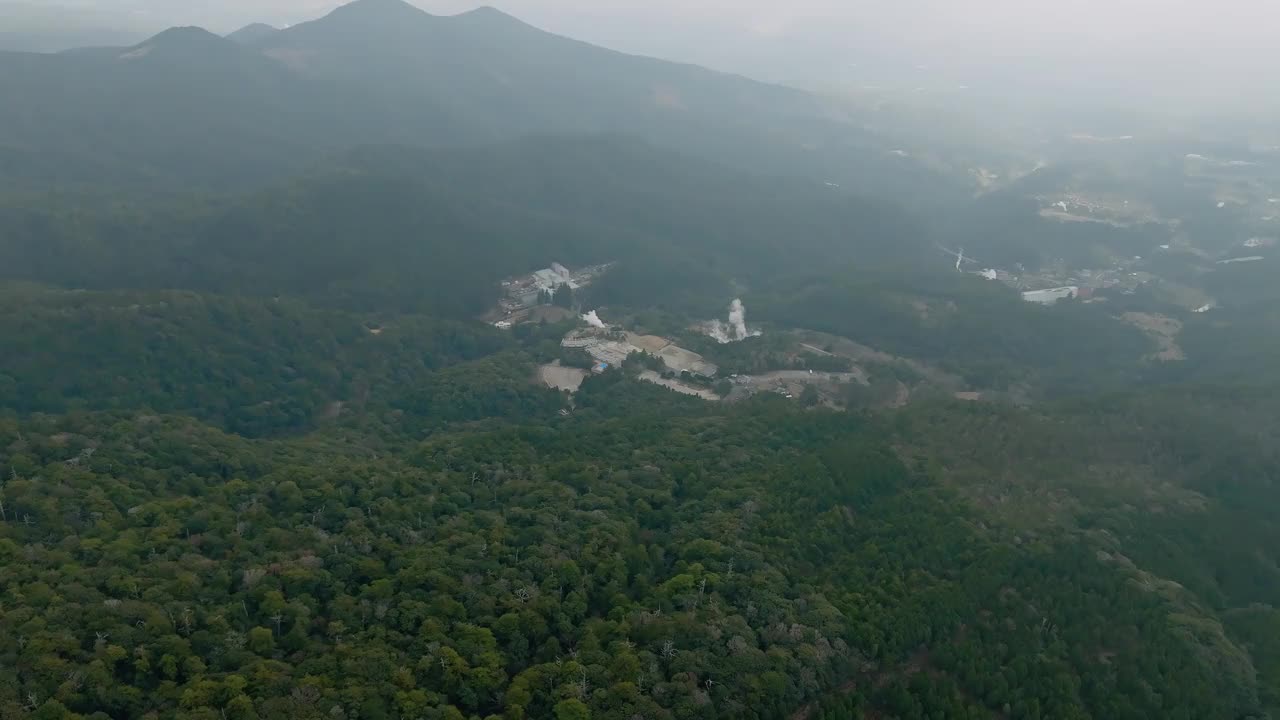 雾岛-金湾国立公园鸟瞰因火山活动而在山上喷出白色烟雾的硫磺谷喷气孔区域视频素材