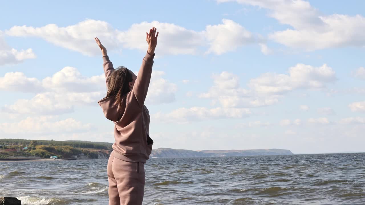 年轻女子享受海滨度假，旅游，旅行。视频素材