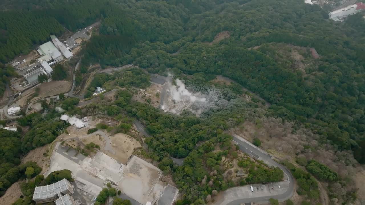 鸟瞰温泉小镇雾岛金湾国立公园附近的硫磺谷喷气孔区域，火山活动导致喷出白色烟雾视频素材