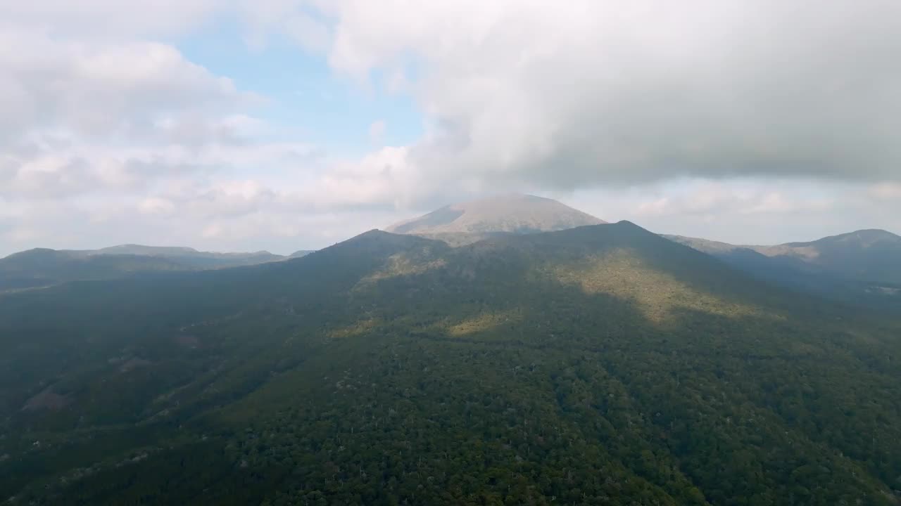 鸟瞰覆盖火山的茂密森林和雾岛-金湾国家公园的山脉，Onami池塘视频下载