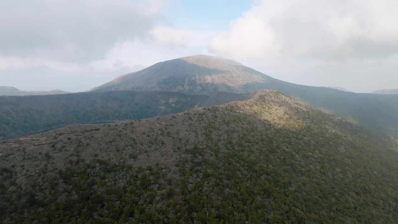 雾岛-金湾国立公园的Onami池塘，鸟瞰山顶火山口内充满水的火山湖和周围的山道视频下载