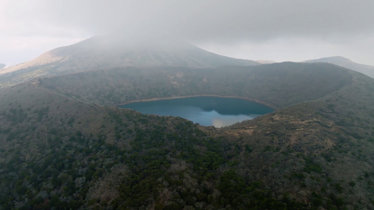 雾岛-金湾国立公园的Onami池塘，鸟瞰山顶火山口内充满水的火山湖和周围的山道视频下载