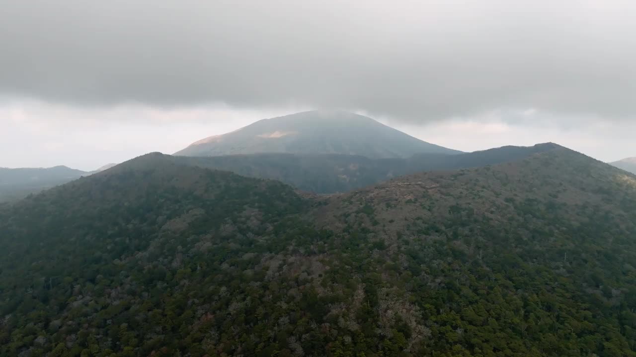 雾岛-金湾国立公园的Onami池塘，鸟瞰山顶火山口内充满水的火山湖和周围的山道视频下载