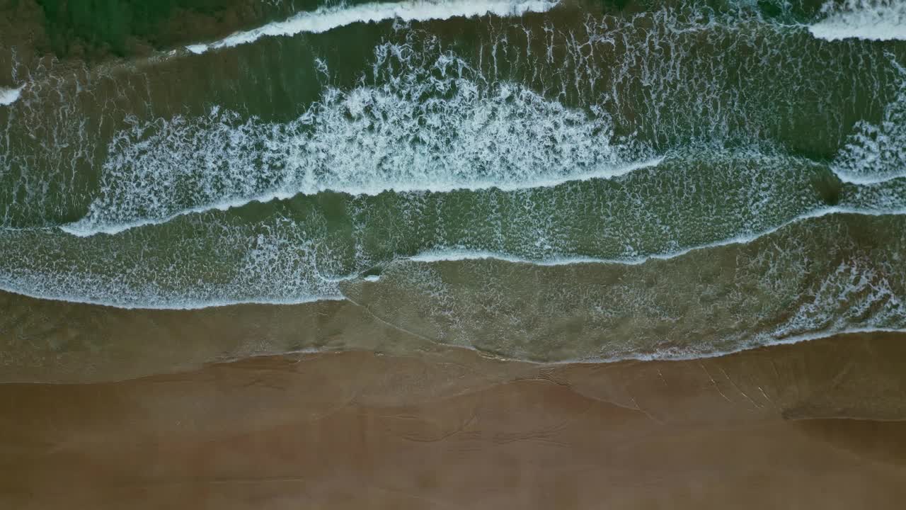 海浪拍打着沙滩视频素材