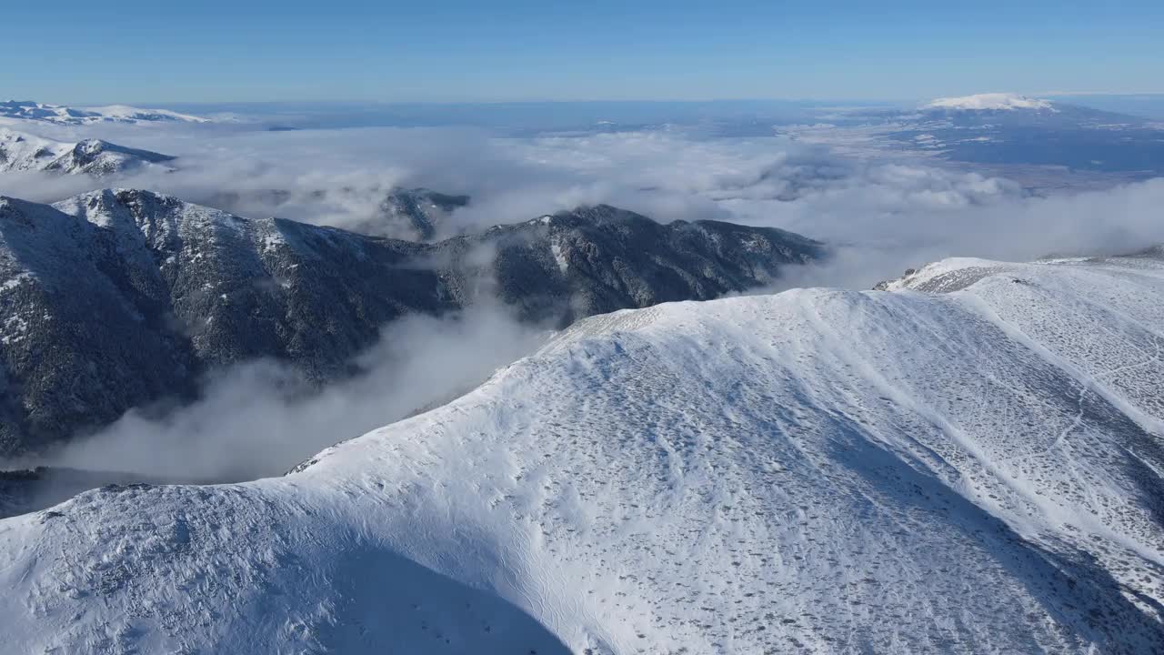 保加利亚穆萨拉峰附近的里拉山冬季鸟瞰图视频素材