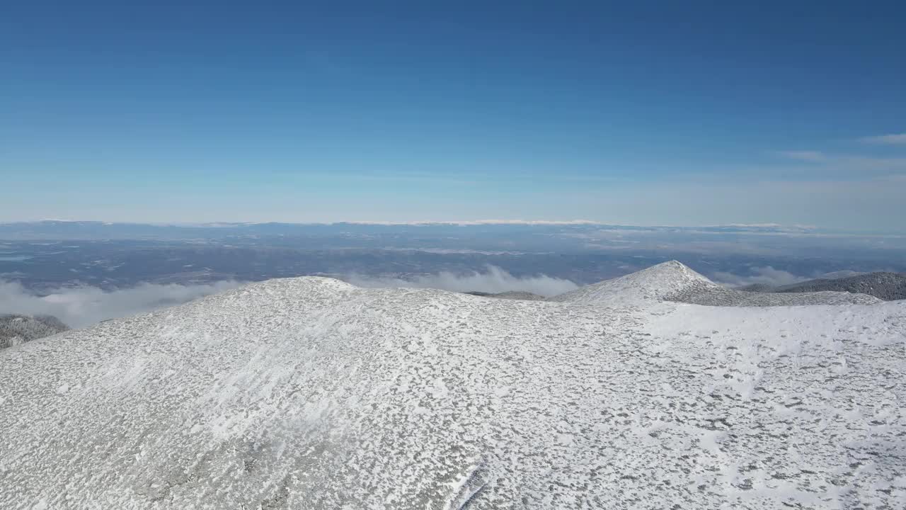 保加利亚穆萨拉峰附近的里拉山冬季鸟瞰图视频素材