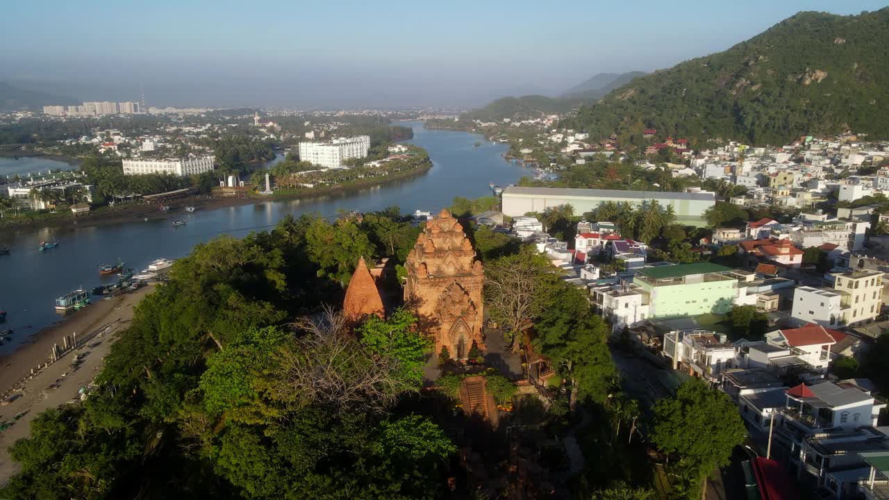 环绕越南芽庄的Po Nagar Cham寺视频下载