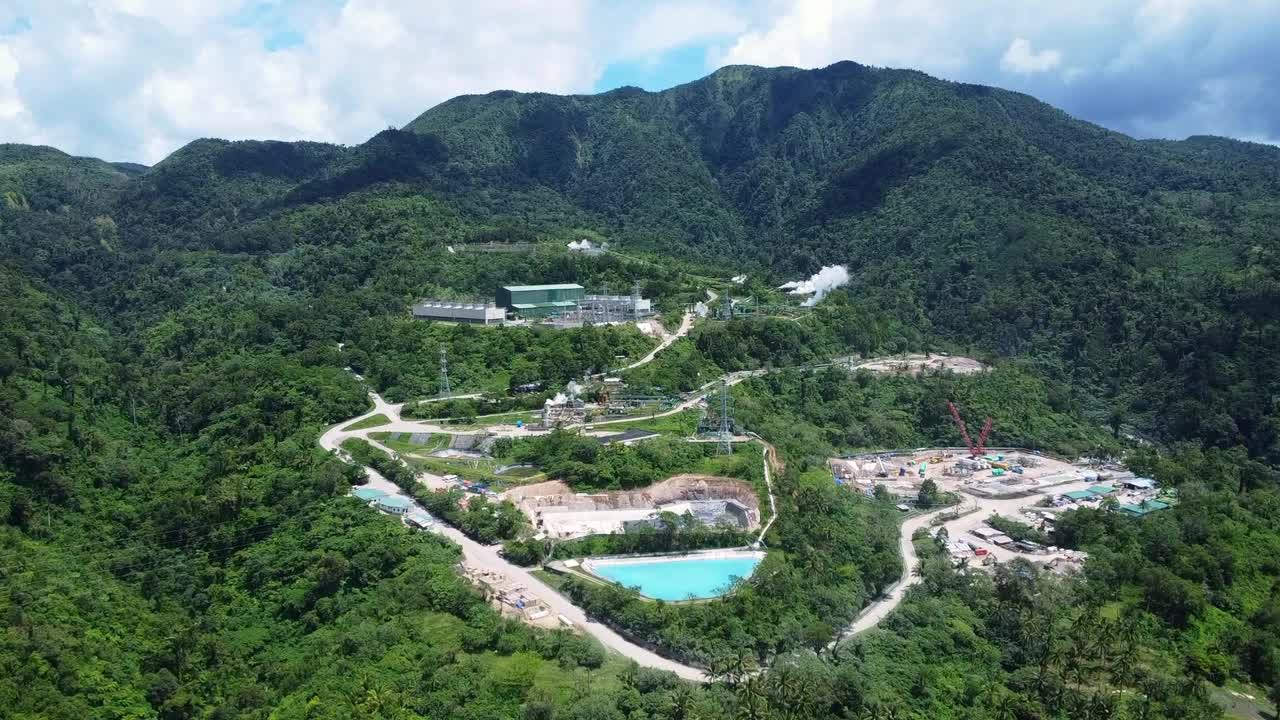 山区地热发电厂鸟瞰图。可再生能源视频素材