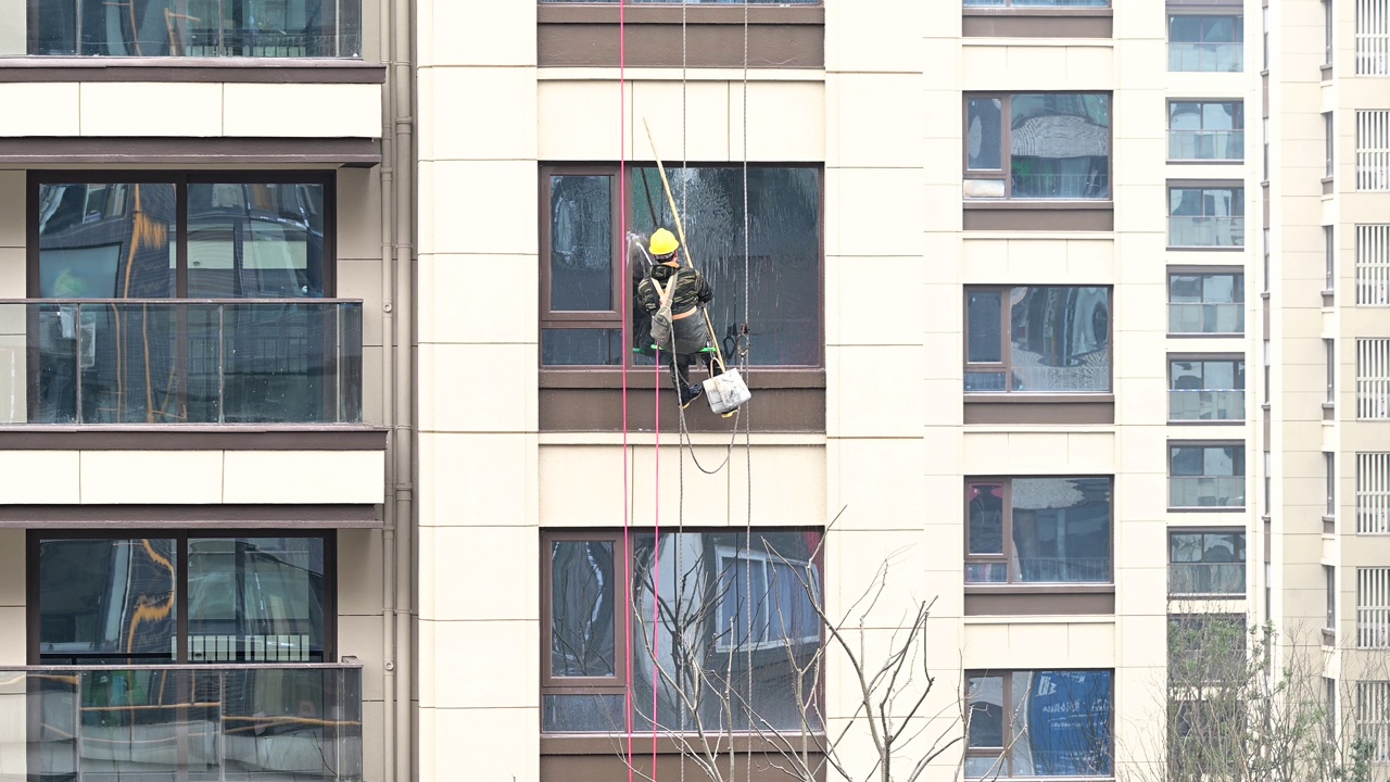 工人们在高层建筑外清洗玻璃视频下载