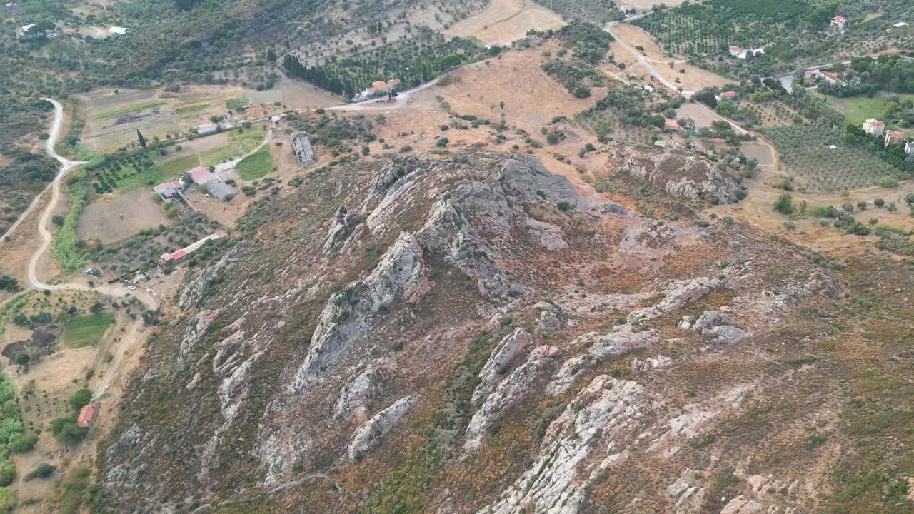 鸟瞰山景，树木茂盛，基岩布满泥土视频素材