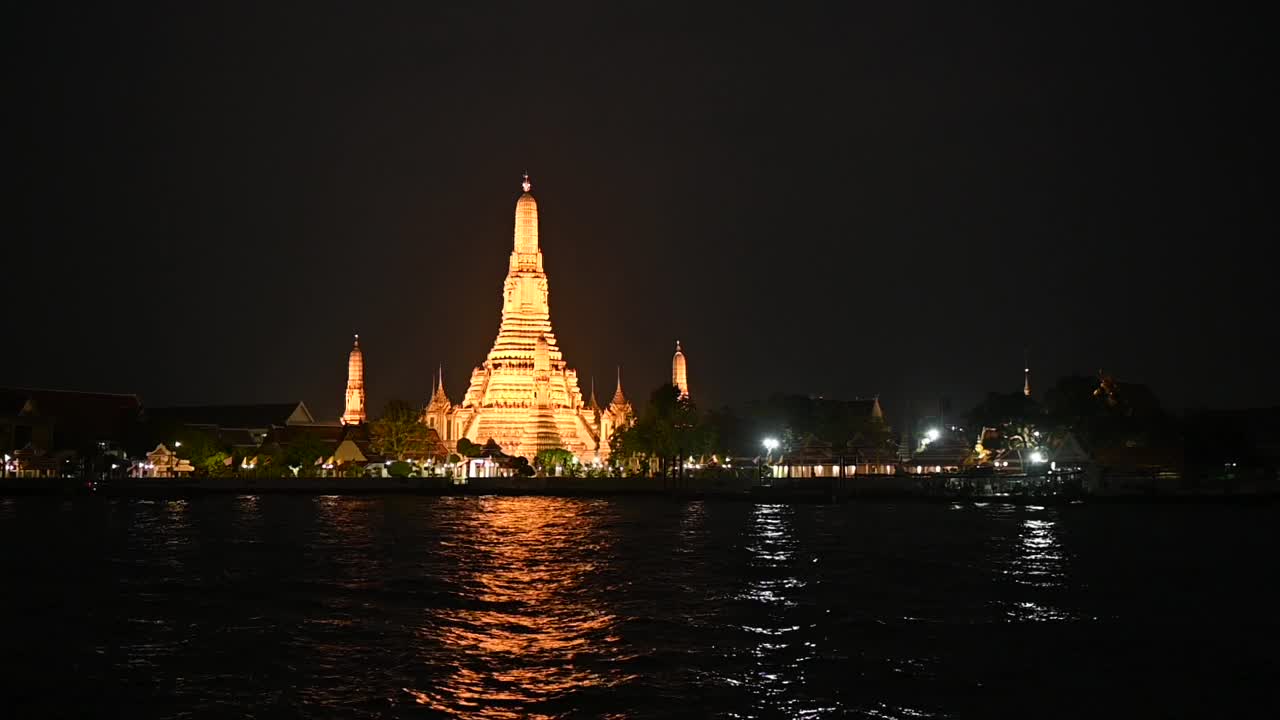 泰国曼谷的黎明寺或笏阿仑寺与湄南河的夜晚视频下载