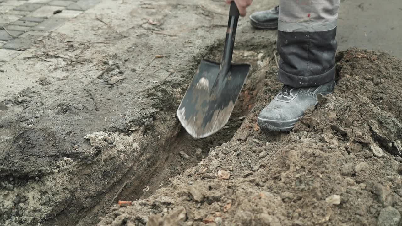 工人在建筑工地用铲子挖沟视频素材