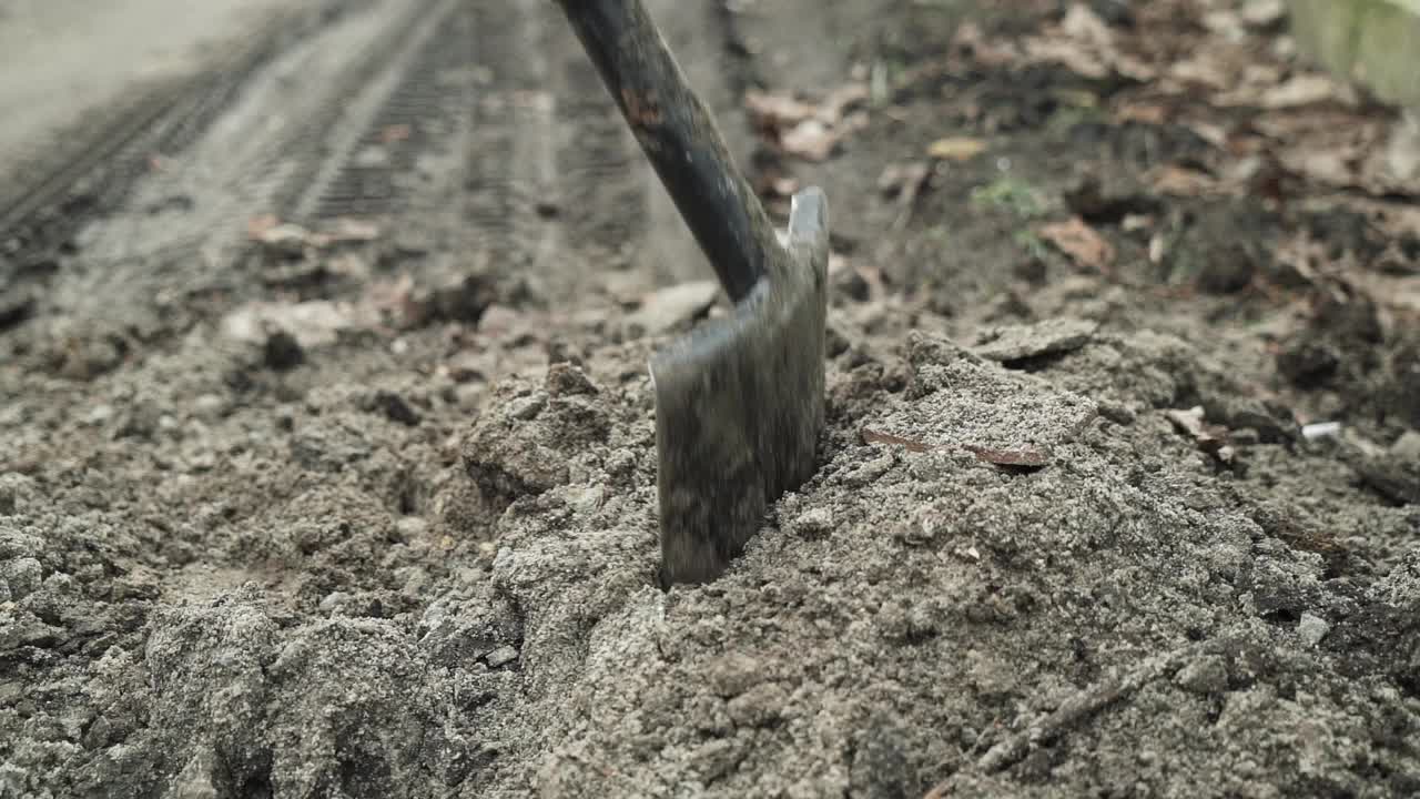 工人在建筑工地用铲子挖沟视频素材