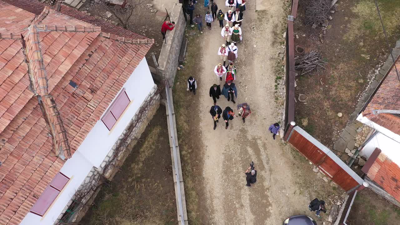 鸟瞰图:匈牙利人庆祝冬去春来的狂欢节视频素材