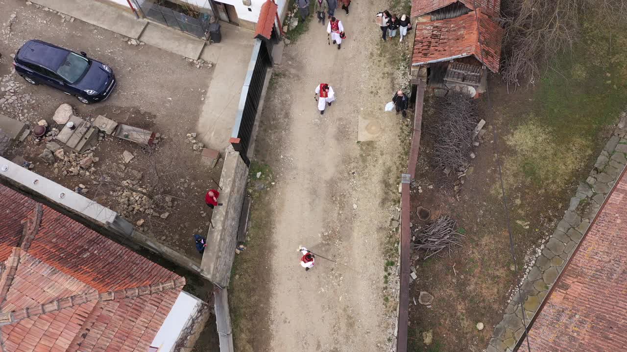 鸟瞰图，村民挥舞着鞭子，庆祝冬葬狂欢节视频素材