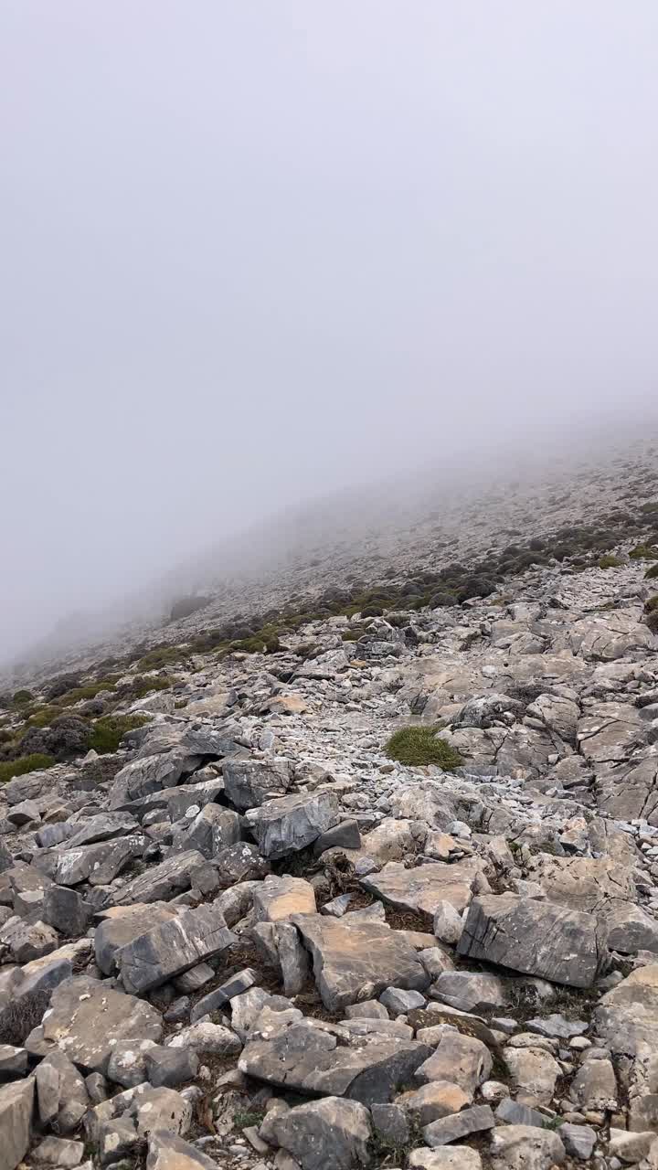 雷雨天，前往马洛马峰徒步途中的雾和云视频素材