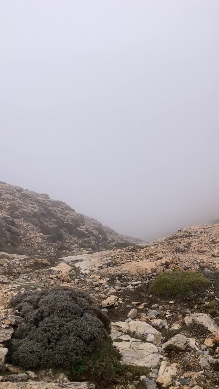 雷雨天，前往马洛马峰徒步途中的雾和云视频素材