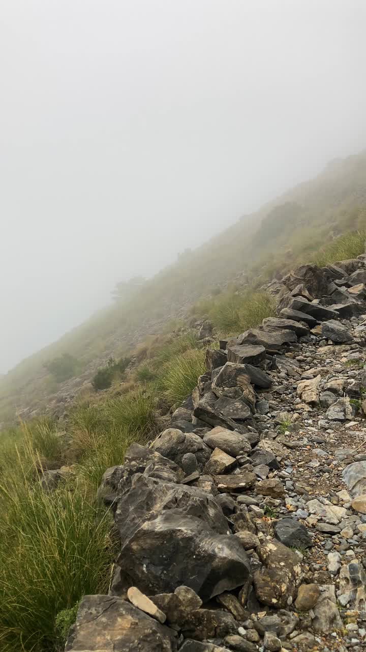 雷雨天，前往马洛马峰徒步途中的雾和云视频素材