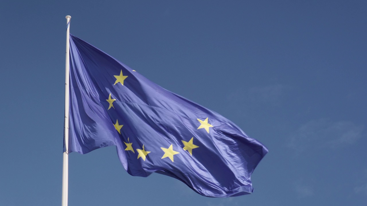 以天空为背景的欧盟旗帜飘扬视频素材