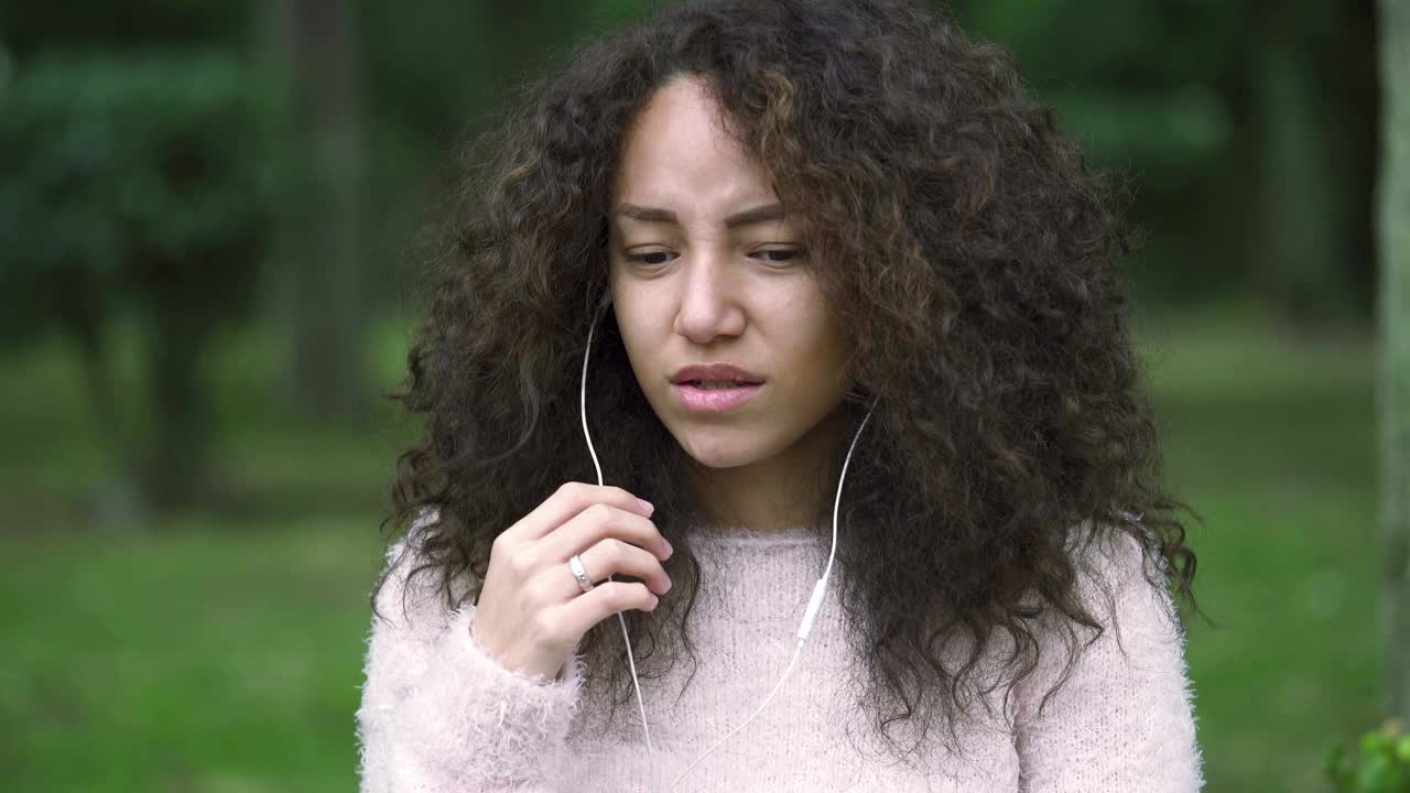 沮丧和愤怒的女人用耳机打电话视频素材