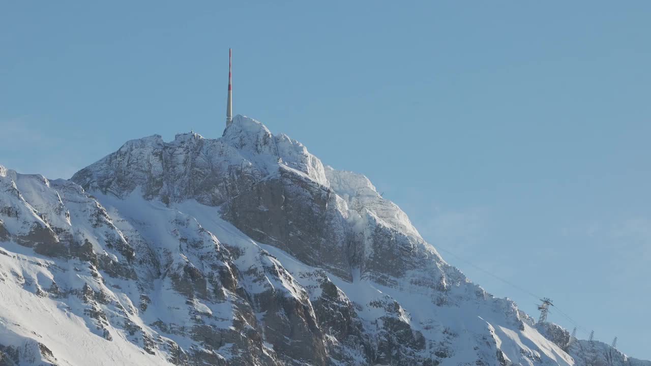 山间宁静的冬日美景。白雪覆盖的森林和阳光照耀的树木在冬天的辉煌。视频素材